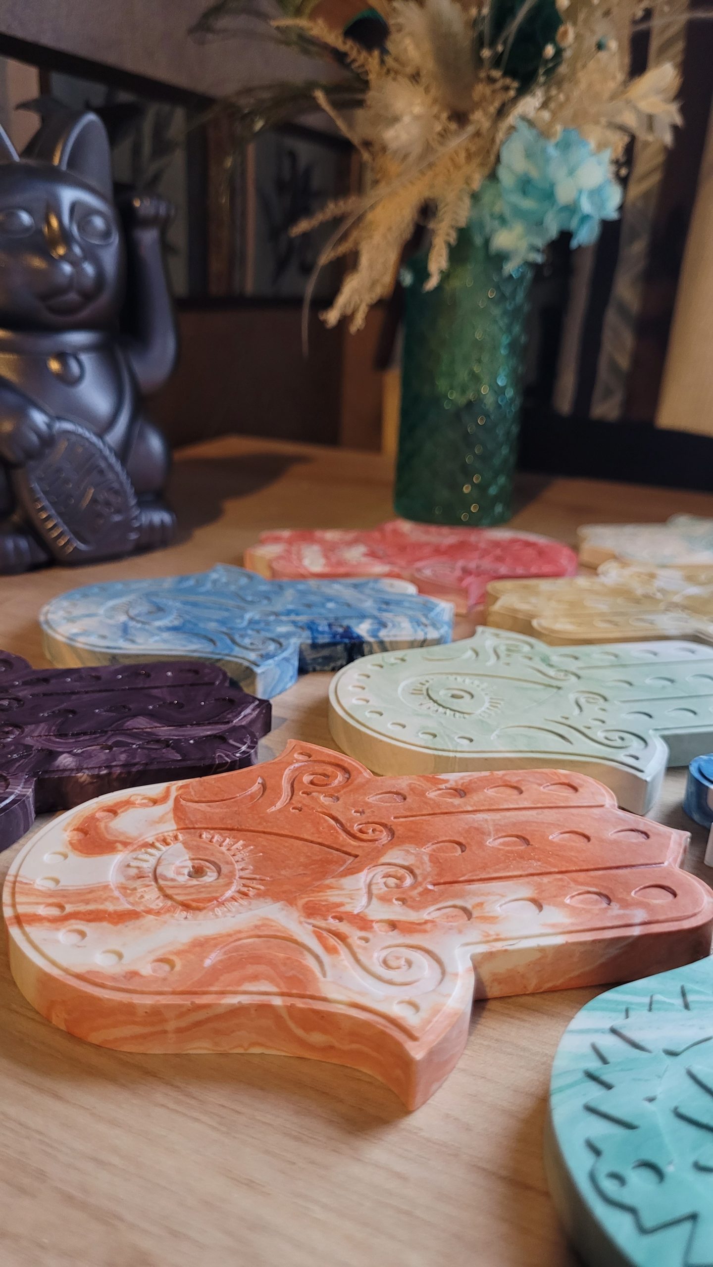 Porte encens artisanale en jesmonite, main de fatma, design épuré et durable.