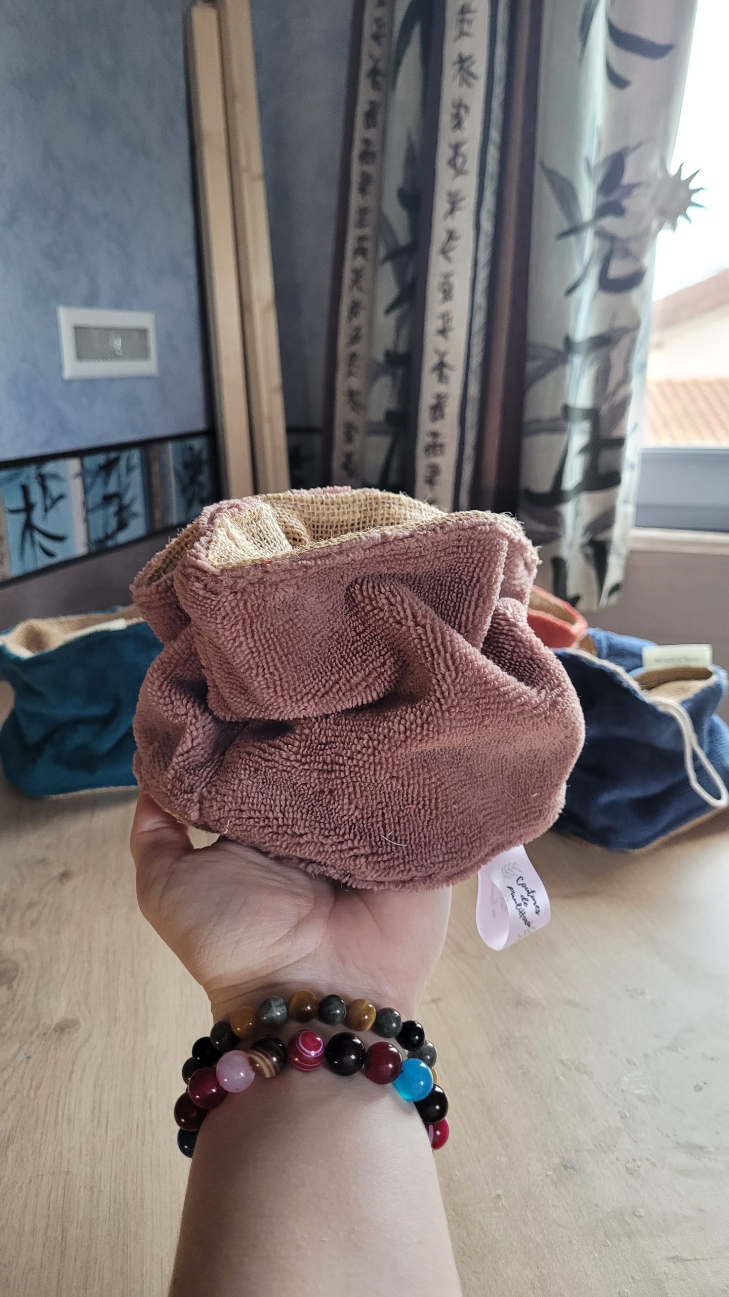 fleur de bain lavables en éponge bambou avec toile de jute pour exfolier. Accessoire salle de bain réutilisable et doux pour la peau. alternative écologique aux fleurs plastique.