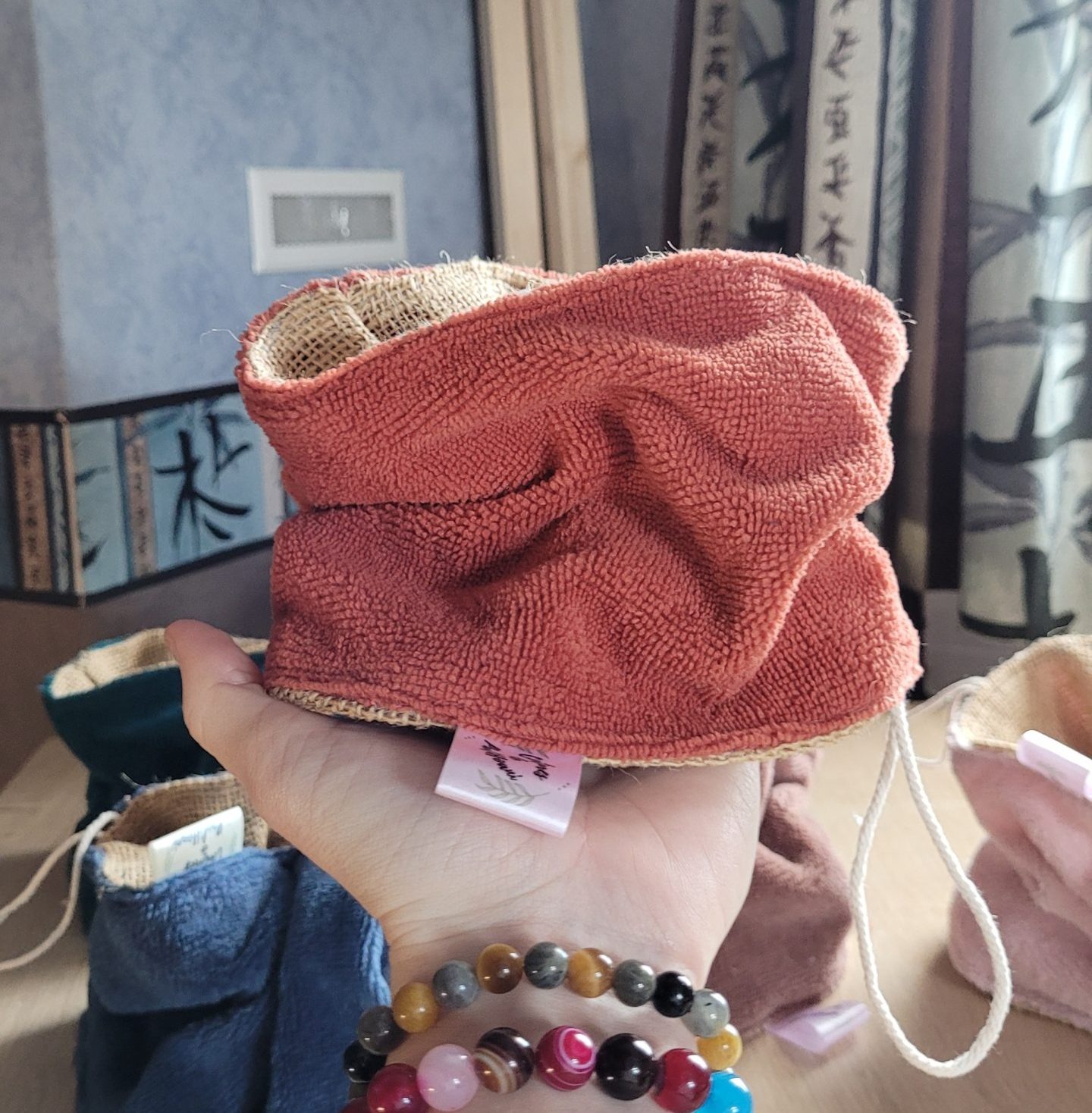fleur de bain lavables en éponge bambou avec toile de jute pour exfolier. Accessoire salle de bain réutilisable et doux pour la peau. alternative écologique aux fleurs plastique.