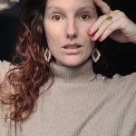 Boucles d’oreilles Tehani, design losange sophistiqué en pâte polymère et tissu.