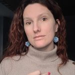 Boucles d’oreilles Puaiti, petites fleurs en tissu et pâte polymère, faites main en France.