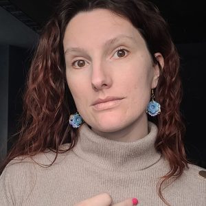 Boucles d’oreilles Puaiti, petites fleurs en tissu et pâte polymère, faites main en France.