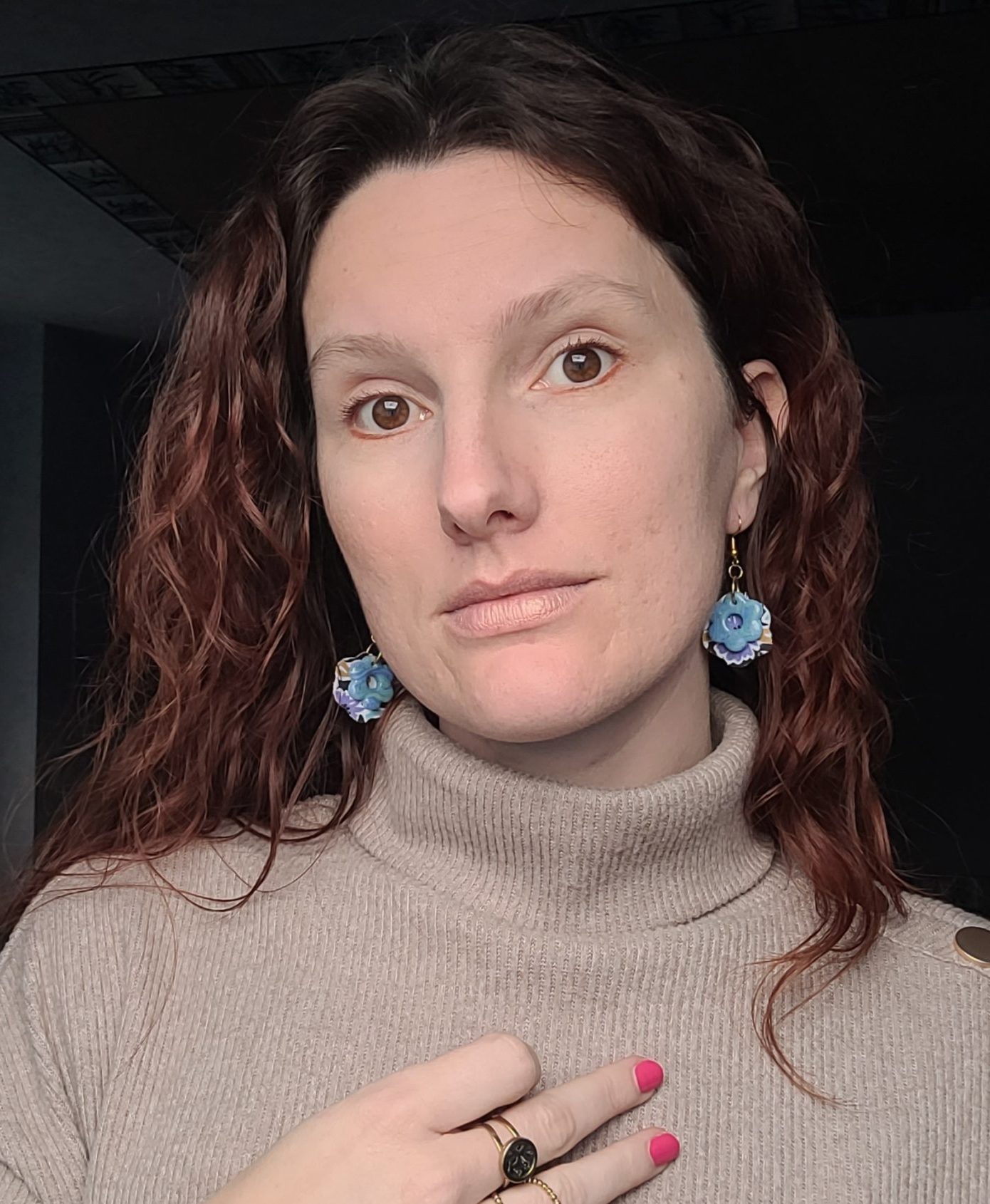 Boucles d’oreilles Puaiti, petites fleurs en tissu et pâte polymère, faites main en France.