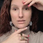 Boucles d’oreilles Tiarenui, grand cercle en tissu et fleur en pâte polymère, style polynésien.