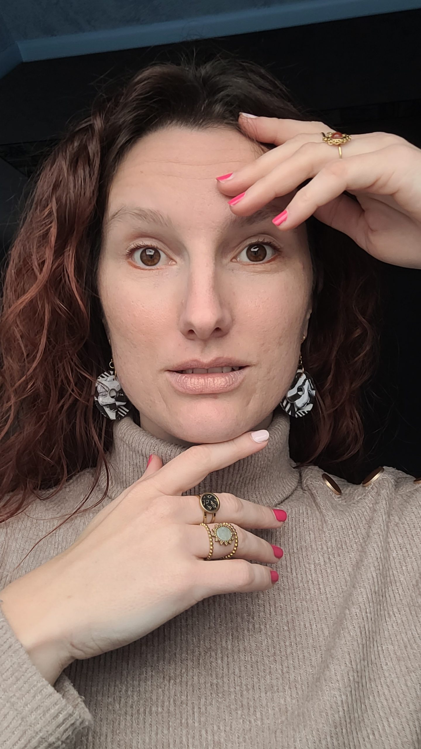 Boucles d’oreilles Tiarenui, grand cercle en tissu et fleur en pâte polymère, style polynésien.