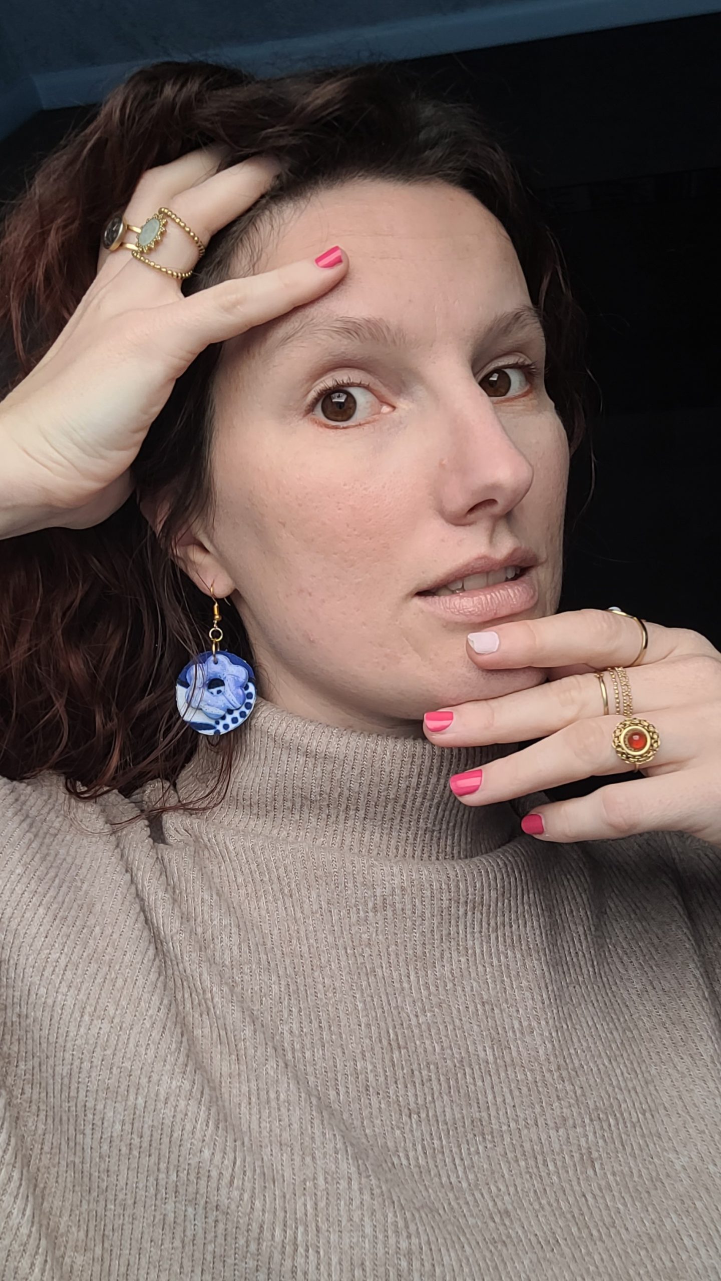 Boucles d’oreilles Tiarenui, grand cercle en tissu et fleur en pâte polymère, style polynésien.