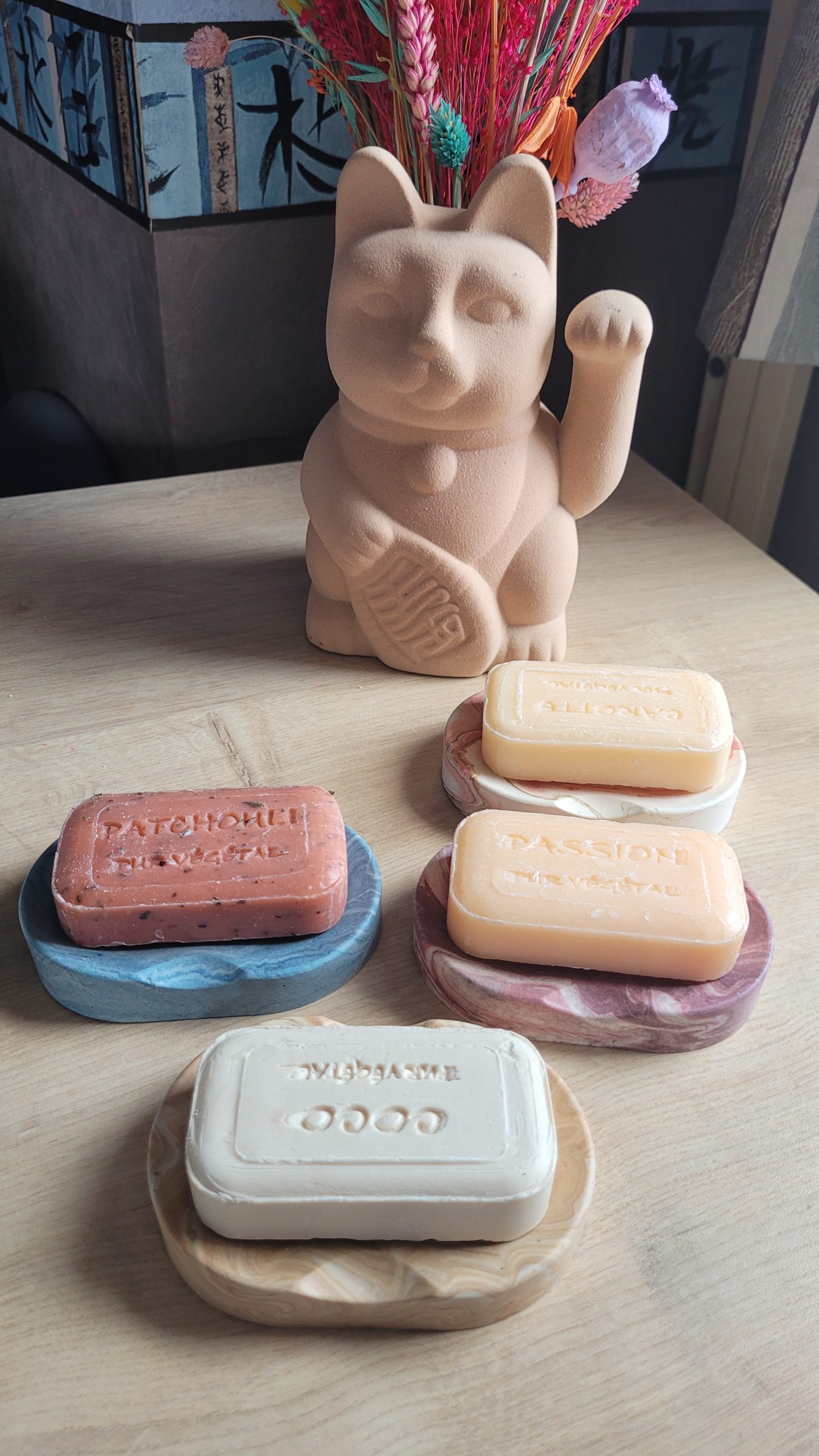 Porte-savon Aster en jesmonite, modèle ovale discret, résistant à l’eau et fait main.