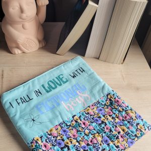 Pochette à livre personnalisé d'une citation livresque cousue main en coton Oeko-Tex, format broché gros volume, faite en France.