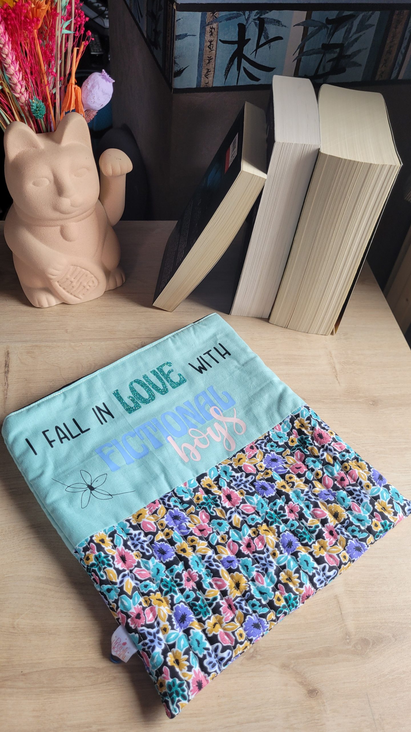 Pochette à livre personnalisé d'une citation livresque cousue main en coton Oeko-Tex, format broché gros volume, faite en France.