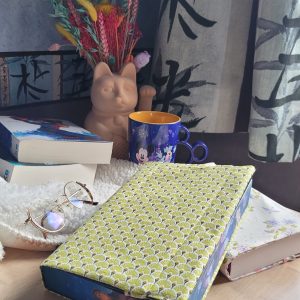 Couvre-livre réversible en tissu cousu main, création artisanale française.