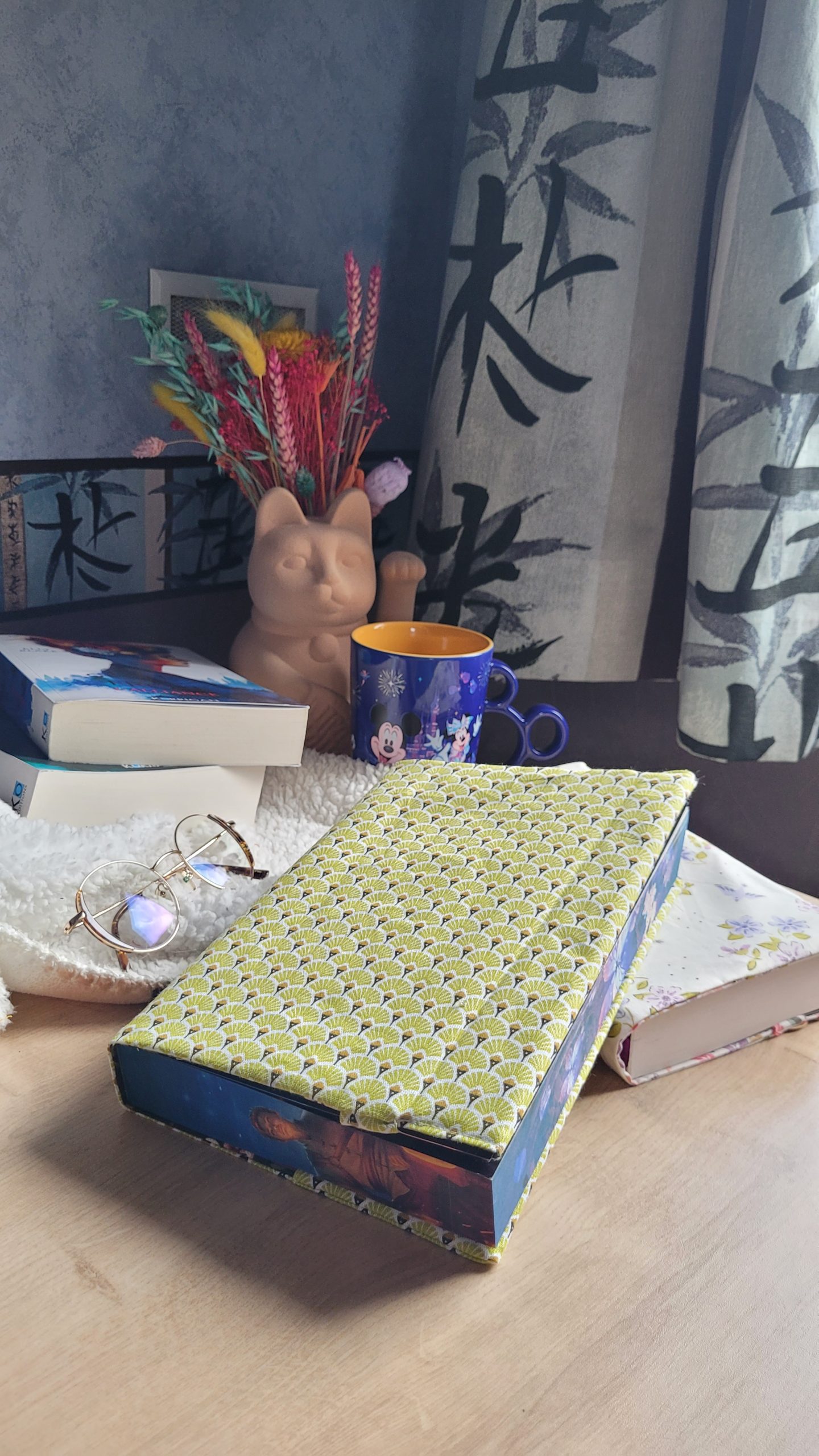 Couvre-livre réversible en tissu cousu main, création artisanale française.