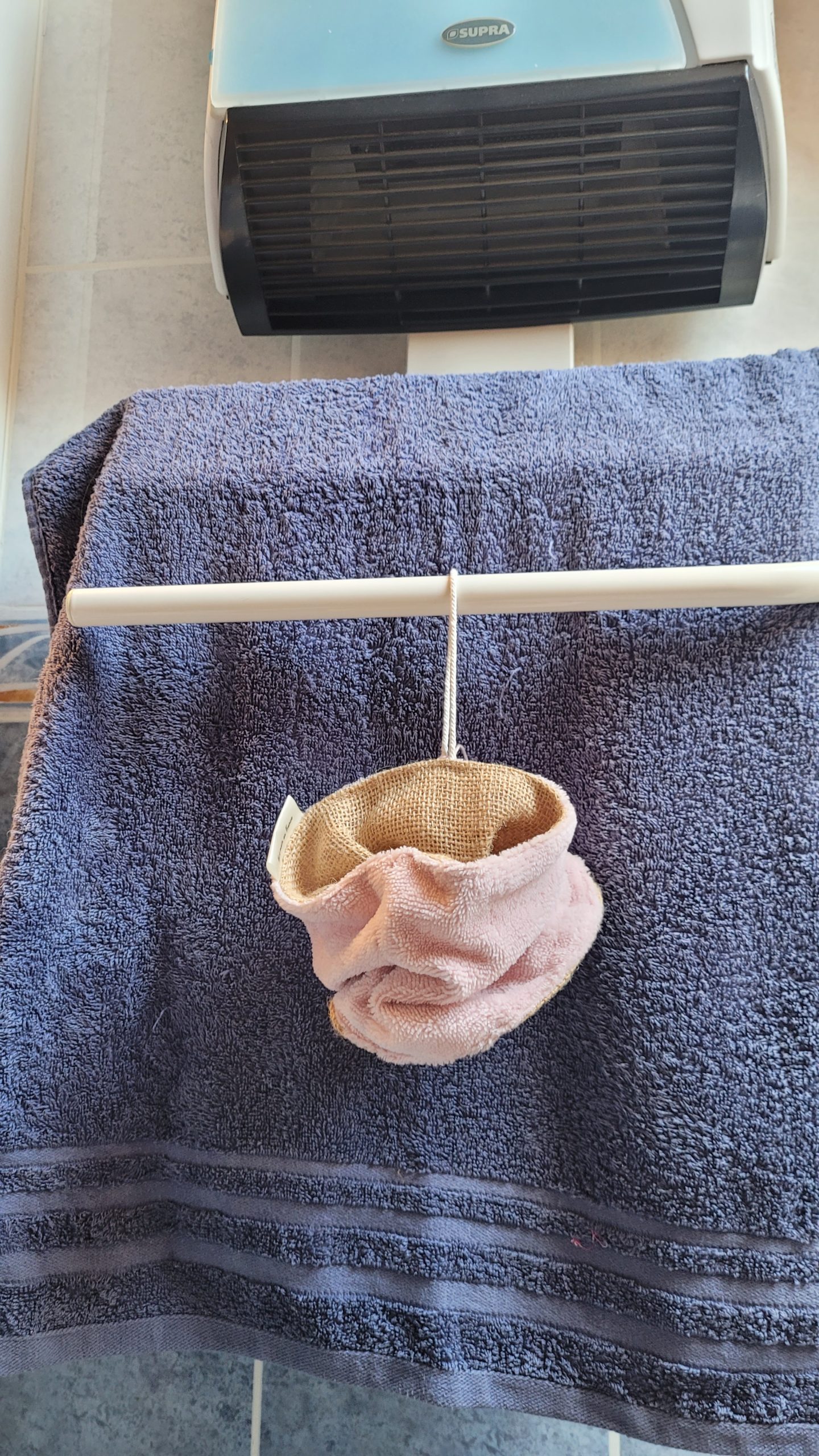 fleur de bain lavables en éponge bambou avec toile de jute pour exfolier. Accessoire salle de bain réutilisable et doux pour la peau. alternative écologique aux fleurs plastique.