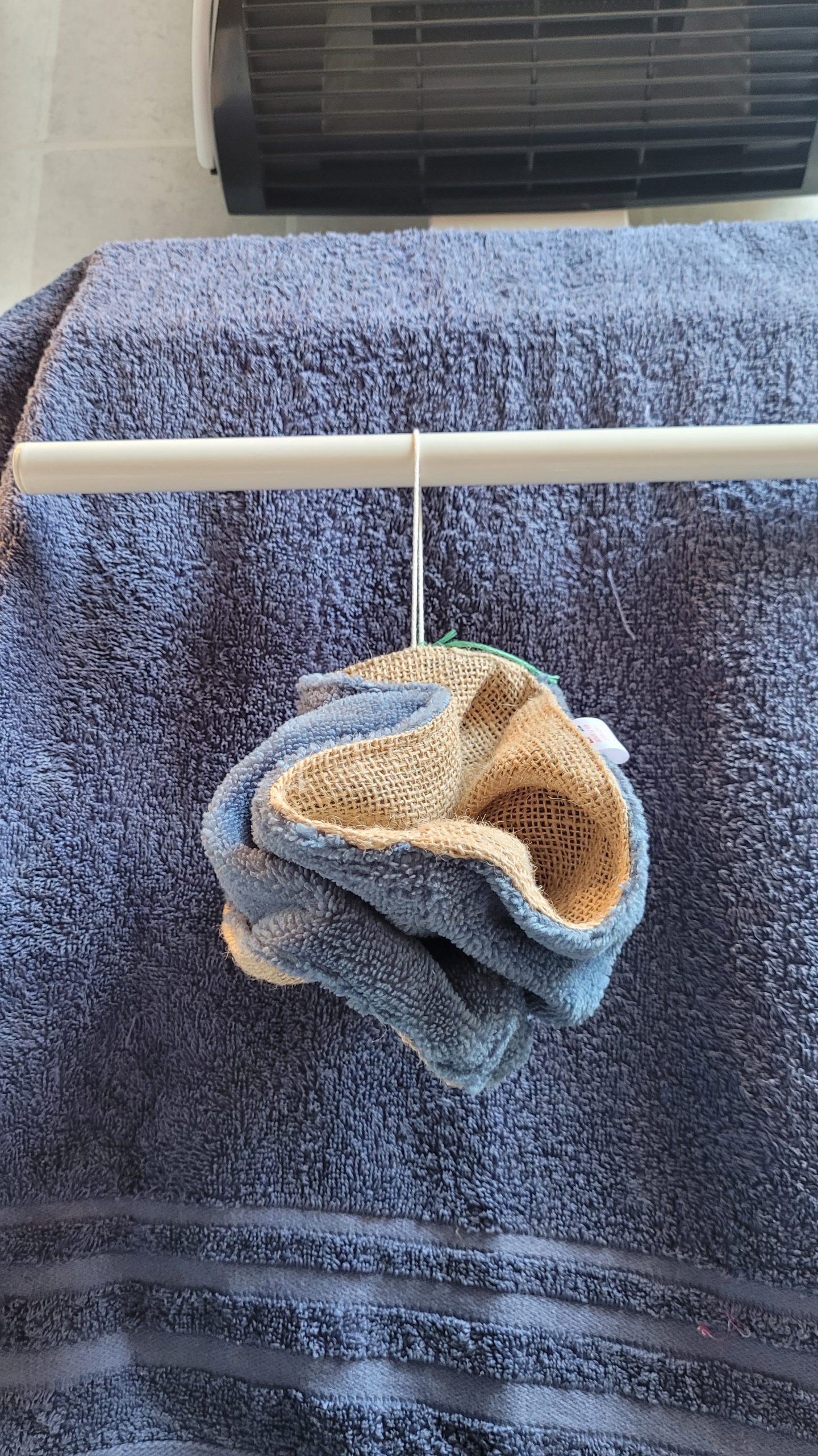 fleur de bain lavables en éponge bambou avec toile de jute pour exfolier. Accessoire salle de bain réutilisable et doux pour la peau. alternative écologique aux fleurs plastique.