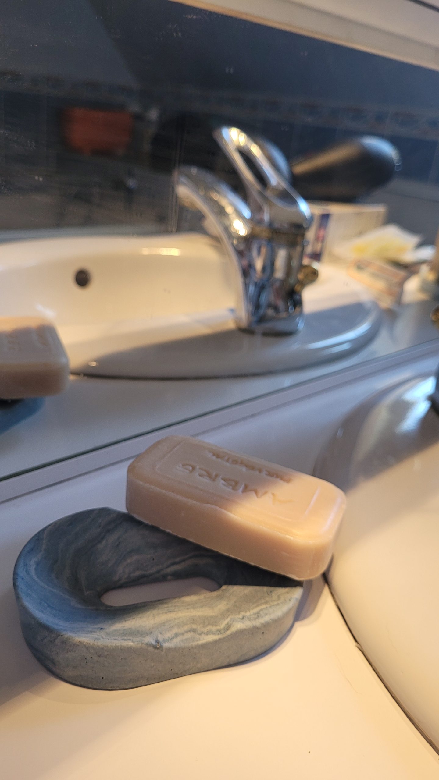 Porte-savon Aster en jesmonite, modèle ovale discret, résistant à l’eau et fait main.