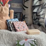 Pochette à savon artisanale en coton enduit et nid d’abeille, idéale pour les voyages.