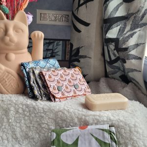 Pochette à savon artisanale en coton enduit et nid d’abeille, idéale pour les voyages.
