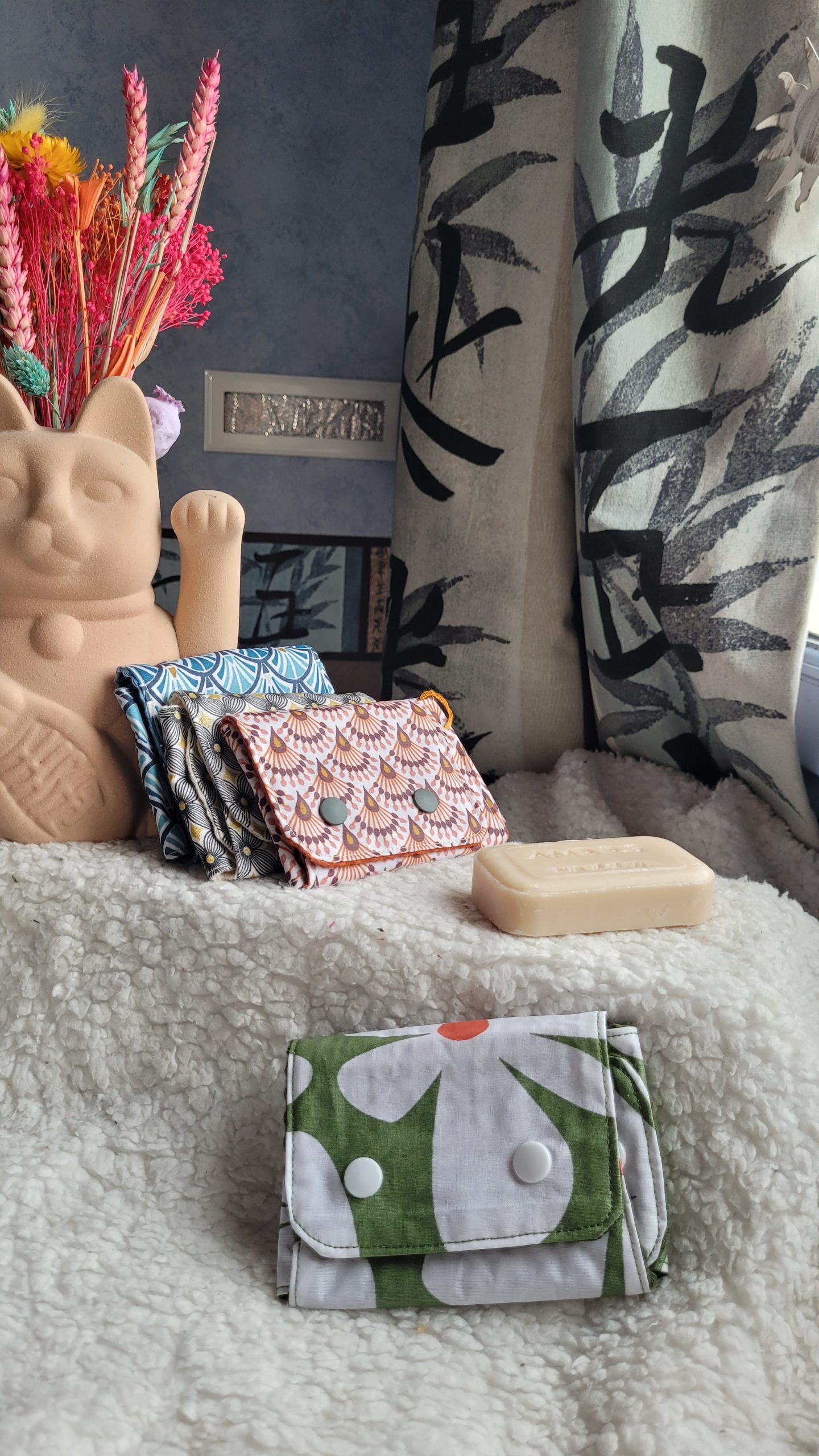 Pochette à savon artisanale en coton enduit et nid d’abeille, idéale pour les voyages.