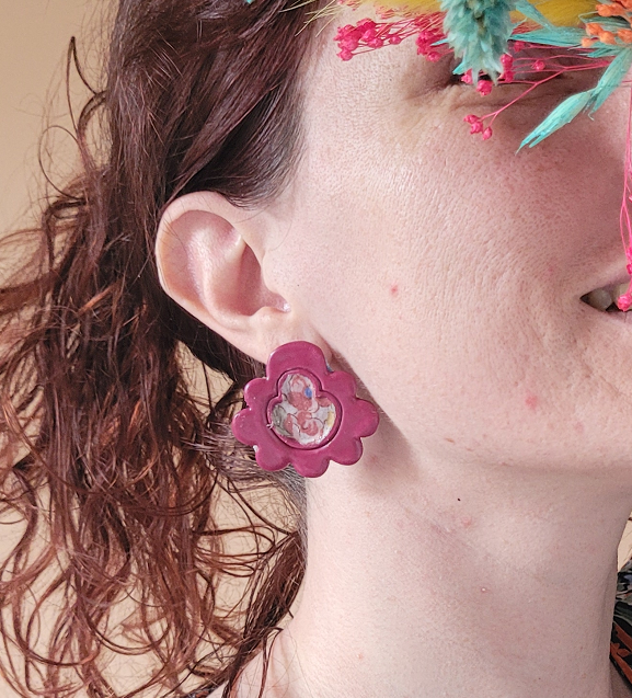 Boucles d’oreilles Églantine, pâte polymère et tissu floral, fait main en France.