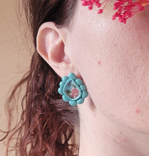 Boucles d’oreilles Camélia, tissu collé sur pâte polymère, légères et hypoallergéniques