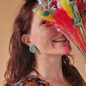 Boucles d’oreilles Camélia, tissu collé sur pâte polymère, légères et hypoallergéniques