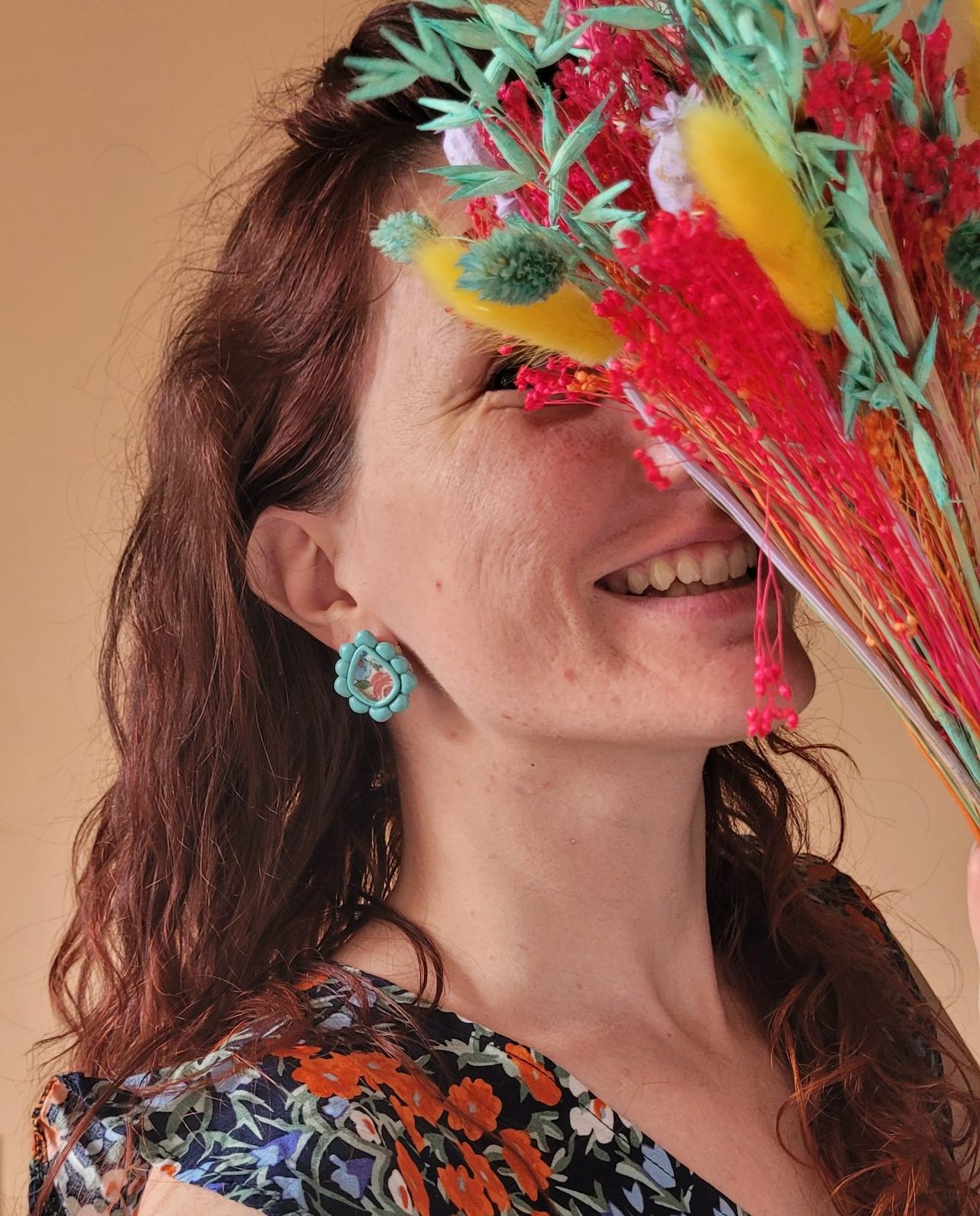 Boucles d’oreilles Camélia, tissu collé sur pâte polymère, légères et hypoallergéniques