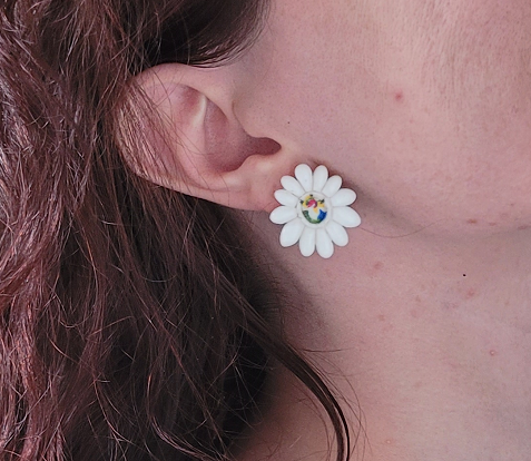 Boucles d’oreilles Marguerite, tissu collé sur pâte polymère, légères et hypoallergéniques