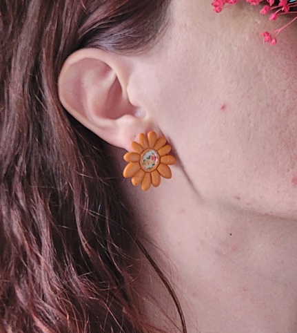Boucles d’oreilles Marguerite, tissu collé sur pâte polymère, légères et hypoallergéniques