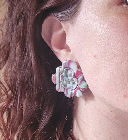 Boucles d’oreilles Églantine, pâte polymère et tissu floral, fait main en France.