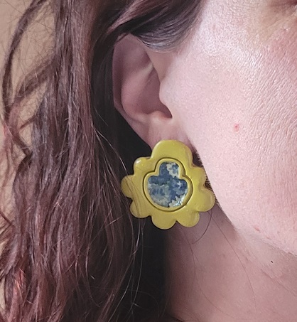 Boucles d’oreilles Églantine, pâte polymère et tissu floral, fait main en France.