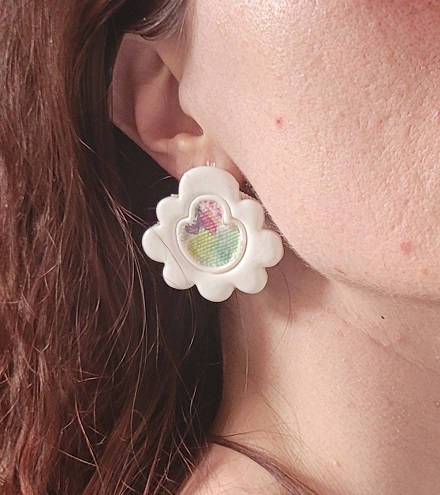 Boucles d’oreilles Églantine, pâte polymère et tissu floral, fait main en France.