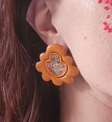 Boucles d’oreilles Églantine, pâte polymère et tissu floral, fait main en France.