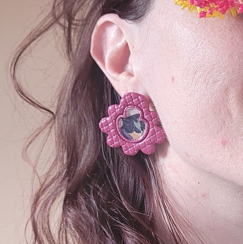Boucles d’oreilles Églantine, pâte polymère et tissu floral, fait main en France.