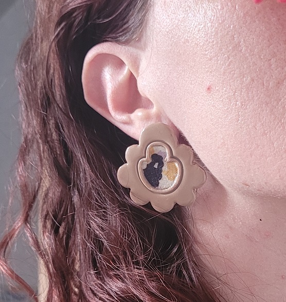 Boucles d’oreilles Églantine, pâte polymère et tissu floral, fait main en France.