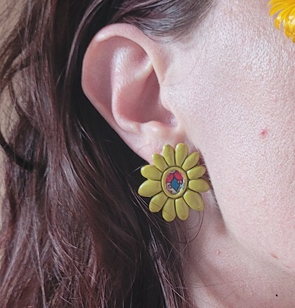 Boucles d’oreilles Marguerite, tissu collé sur pâte polymère, légères et hypoallergéniques
