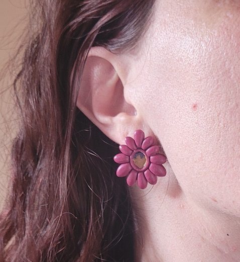 Boucles d’oreilles Marguerite, tissu collé sur pâte polymère, légères et hypoallergéniques