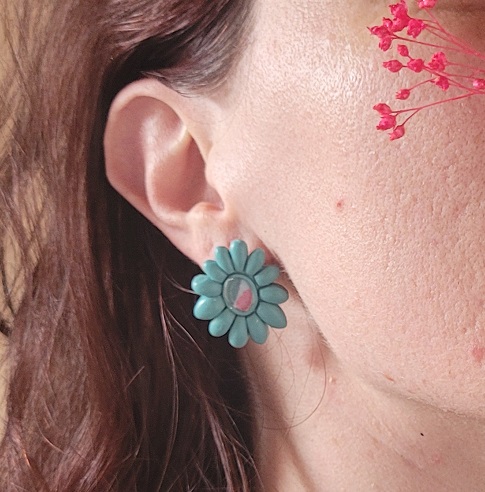 Boucles d’oreilles Marguerite, tissu collé sur pâte polymère, légères et hypoallergéniques