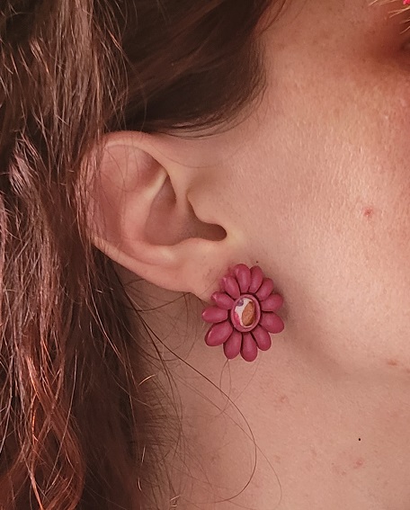 Boucles d’oreilles Marguerite, tissu collé sur pâte polymère, légères et hypoallergéniques