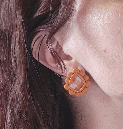 Boucles d’oreilles Camélia, tissu collé sur pâte polymère, légères et hypoallergéniques