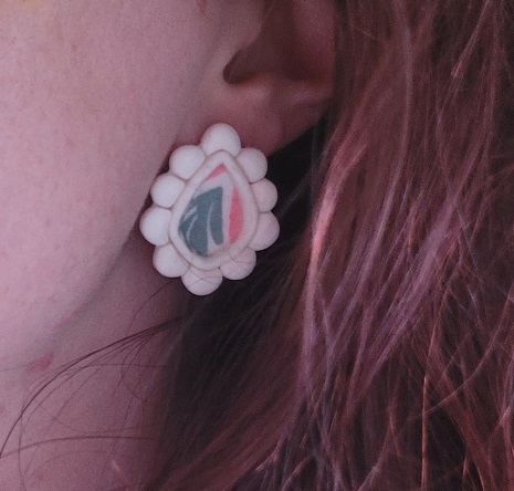 Boucles d’oreilles Camélia, tissu collé sur pâte polymère, légères et hypoallergéniques