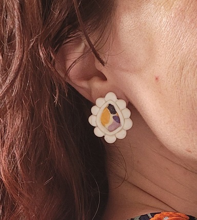 Boucles d’oreilles Camélia, tissu collé sur pâte polymère, légères et hypoallergéniques