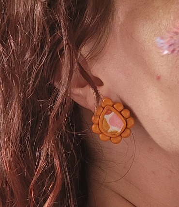Boucles d’oreilles Camélia, tissu collé sur pâte polymère, légères et hypoallergéniques