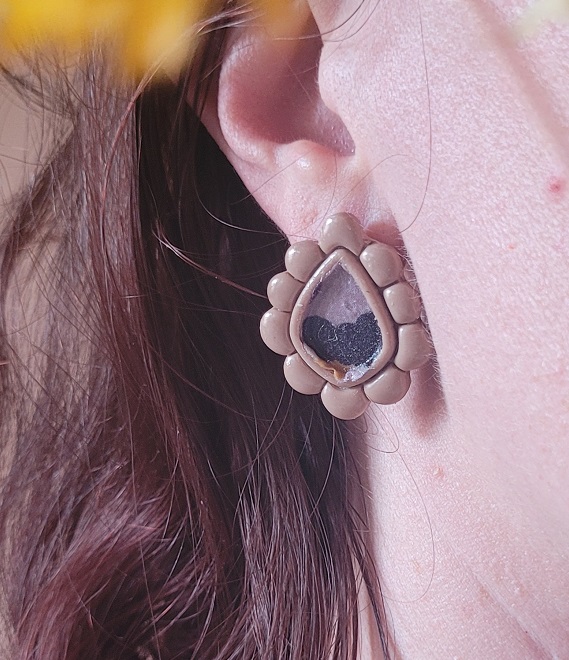 Boucles d’oreilles Camélia, tissu collé sur pâte polymère, légères et hypoallergéniques