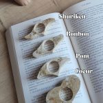 Bague de lecture artisanale en jesmonite, légère et confortable, idéale pour roman ou poche.